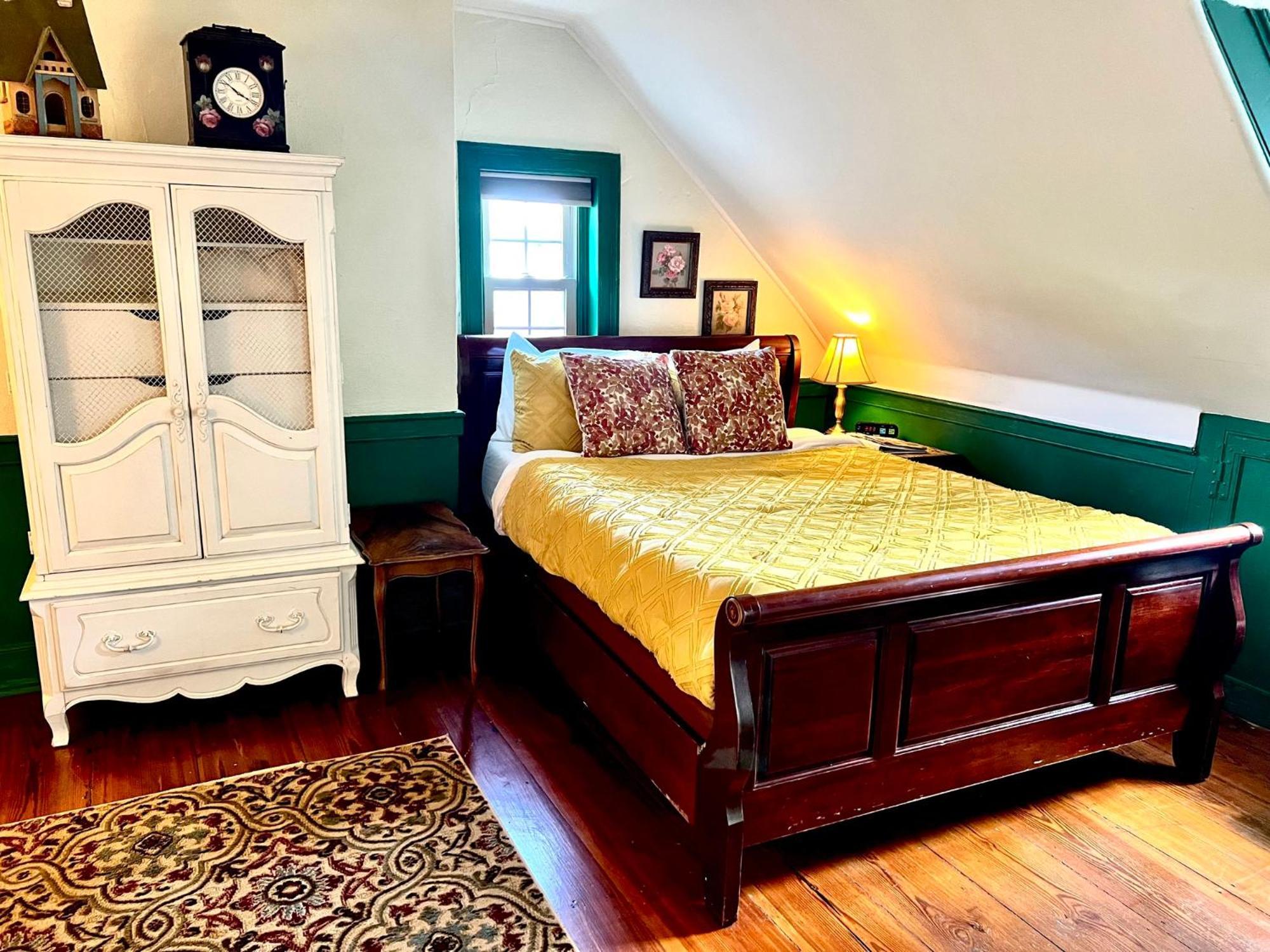 Inn Old Brick